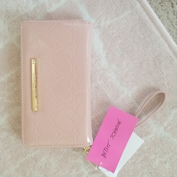 Betsey Johnson Blush Hearts Wallet with Removable Wristlet/Wallet Strap. - Picture 4 of 10